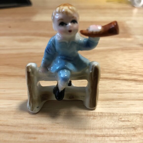 Vintage Ceramic Figurine Little Boy Blue Hand-Painted 1.5" Tall Collectible Home - Picture 1 of 2